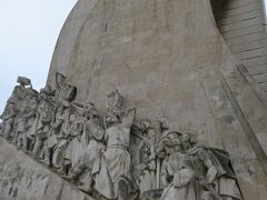 大航海時代を記念して建てられた、発見のモニュメントに来ました。

エンリケ航海王子を先頭に、ヴァスコ・ダ・ガマ、マゼラン、
フランシスコ・ザビエル、、、教科書でお馴染みの方々が
お揃いです。

