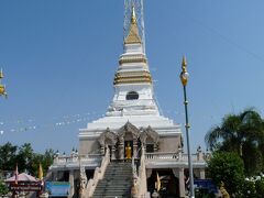 次に向かったのはワット・タートです。プラタート・ノンカイから比較的近いメコン川沿いにある寺です。
これは仏塔ですね。