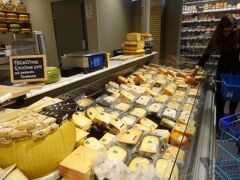 ＰＭ１５：３０　◆ヘマ◆

アムステルダムで人気のスーパーです。
海外に行くと、地元の人たちの生活が垣間見れるスーパーに絶対に立ち寄ってします！
さすが、オランダ！チーズの数が多いなぁヽ(*'0'*)ﾂ
