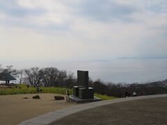 吾妻山公園　展望台　(11:10)

吾妻山公園は360度の大パノラマ。
箱根、丹沢、富士山が手に取るような近さに感じられます。
南に広がる相模湾は、晴れた日には大島や初島も見ることができます。