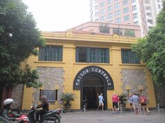 ８時の開館をまって、ホアロー収容所を見学。30.000ドン