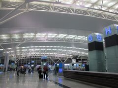 ４時頃、東河門のバス停から１７番のバスでノイバイ空港へ行く。