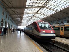 快適な列車旅を終えて、9時半ごろにリスボンのサンタアポローニャ駅到着。

ひとまずロシオ駅近くの宿に荷物を置きに行きます。
リスボンの各交通機関乗り放題かつ、いろいろな観光地の入場料が無料になったり割引になるリスボンカードを買いたかったのだけど、売っていると思われる場所が閉まってました。
あとは宿からも近いレスタウラドーレスにある観光案内所で売ってるようだったので、そこで買うことに。