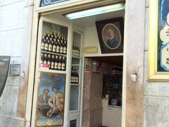 宿に荷物を置いて、リスボンカードをを買いにレスタウラドーレスへ行こうとしたところ、ジンジーニャのお店発見！