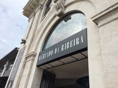 再び市電に乗ってカイスドソドレ駅へ戻ってきました。
駅のそばにある市場でランチです。