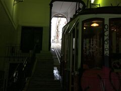 次に友達が絶対乗りたい！と言っていたケーブルカーのビッカ線へ。
リベイラ市場から近いしすぐ行けるでしょと向かったところ、なかなか見つからない。
地図からするとどう考えてもこのあたりなのに…と同じところを何度もウロウロ。

駅が工事中かなんかでシートに覆われていたので気づきにくくなっていました。