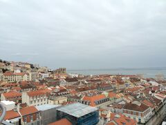 ようやくサンタジュスタのエレベーターへ来ました。

一日乗車券でエレベーターには乗れるけど、最上階の展望台に行くには1.5ユーロかかるとのこと。
一日乗車券で事足りると思ってたので現金がほとんどない。
セント硬貨をかき集めて払ったら、受付のお兄さんは枚数も数えずに憐れむような顔して「行っていいよ…」と言ってくれました…（恥
