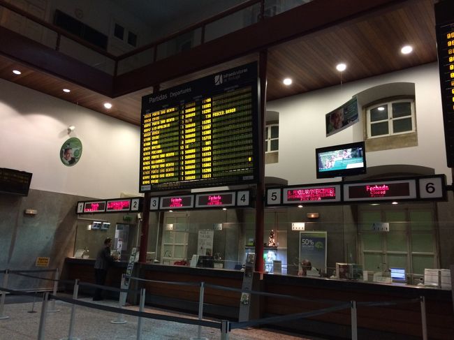 アパートメントのオーナーさんにお願いして、6時にタクシーを予約していました。<br />ポルトガルは時間に若干？ルーズと聞いてたのでちょっと不安だったけど、時間通りに来てくれました。<br /><br />サンベント駅までタクシーで行って、そこからは電車でカンパニャンまで行くつもりだったけど、運ちゃんにカンパニャンまで行った方がいいよ！と強く勧められたのでカンパニャンまでお願いしました。<br /><br />そのため、予定よりかなり早く着いてしまいました。