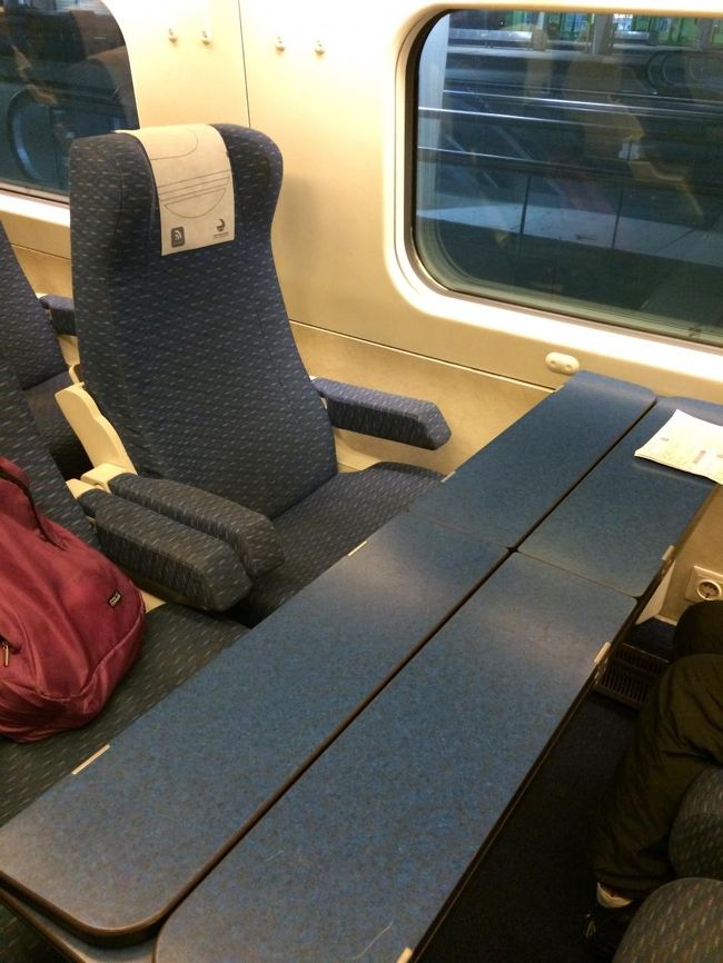 リスボンまでは、少し奮発して1等。<br />席は向きを変えられない仕様なので、ボックス席にしました。<br /><br />ポルトからリスボンまで40ユーロほど。<br />早めに予約しておけば半額近い金額で買えたのだけど、時間を迷っているうちに安く買える期間を過ぎてしまった模様で割引なしの値段です。