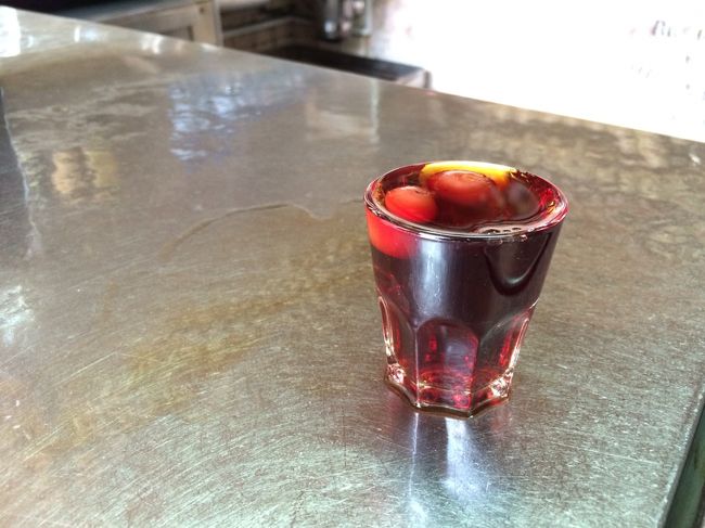 小さいグラスになみなみ入って1ユーロ。<br /><br />前回のポルトガル旅行で行ったオビドスで買ってきたジンジーニャがとてもおいしくて、それ以来何度か通販で買ったりもしたのだけど、いつもソーダで割ってたのでストレートで飲むのはオビドス以来。<br />なかなかパンチ効いてました。