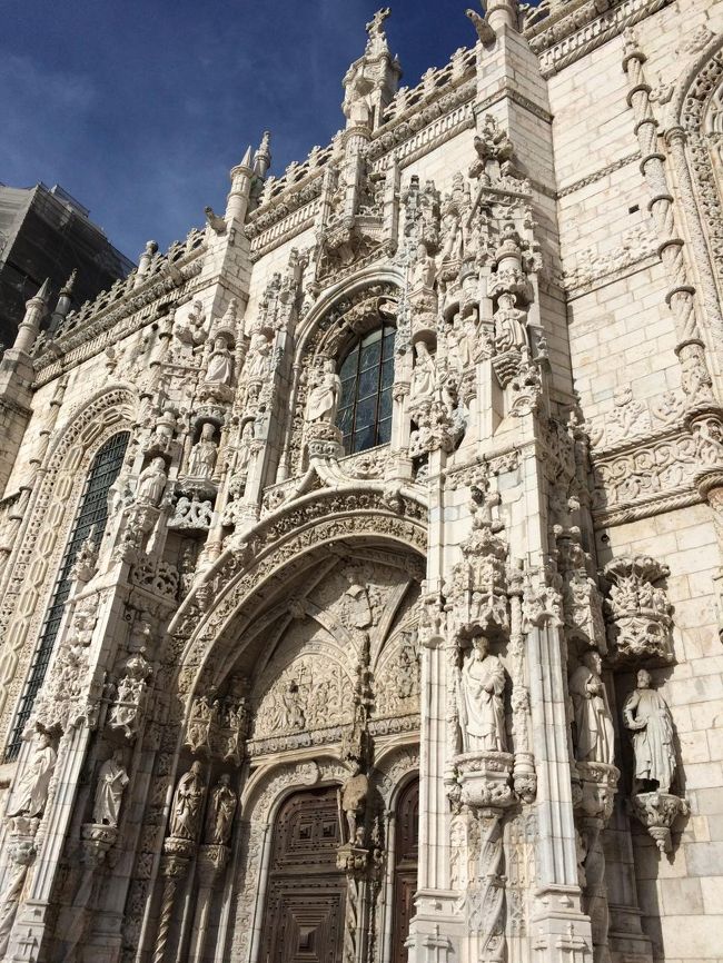 メトロでカイスドソドレ駅へ行き、カイスドソドレから市電でベレンへやってきました。<br />ようやくジェロニモス修道院にたどり着いた！<br /><br />チケット買う列はそこそこ並んでいました。<br />事前情報によると少し離れたベレンの塔でジェロニモス修道院との共通券を買えば列に並ばずにすむとのこと。<br />しかし我々にベレンの塔を見る時間はなかったので、今回はジェロニモス修道院のみ。