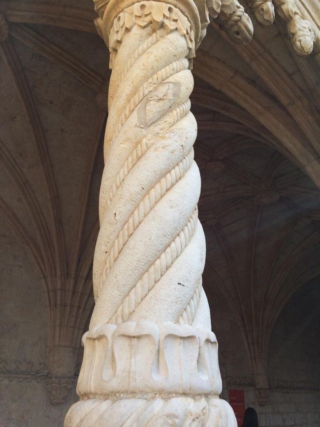 回廊には多くの柱があったのだけど、私が見る限り全部デザインが違いました。<br />すごいバリエーション。