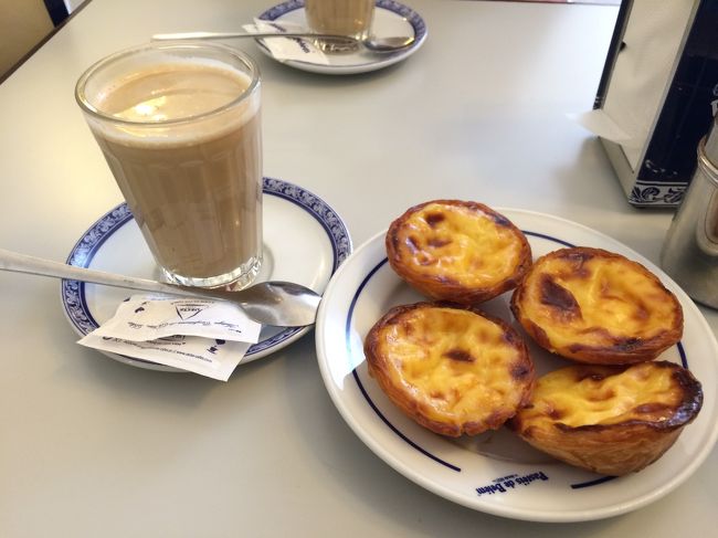 一人二個ずつ、それぞれガラオンも頼んで、一人３ユーロほど。<br /><br />エッグタルトは、さすが本家といわれるだけあってとってもおいしかった。<br />外側のパイがこれまで食べたどのエッグタルトよりもパリパリというかバリバリしてました。<br />中のクリームはなめらかで甘さ控えめ。<br />あと二個くらい食べたかった。<br /><br />翌日帰国だったので冬だし腐りはしないだろうと家にもお土産で買って帰りました。
