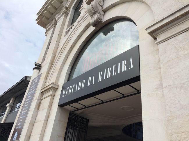 再び市電に乗ってカイスドソドレ駅へ戻ってきました。<br />駅のそばにある市場でランチです。