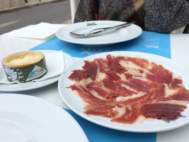 お通し。<br />このほかにもバゲットとかありました。<br />普段は下げてもらうんだけど、生ハムとチーズがとてもおいしそうだったので食べることに。<br /><br />生ハムがすごくおいしかったです。<br />後からレシートみたら10ユーロくらいしてました。<br /><br />チーズは、お土産買いにスーパー行ったときに同じものを見つけたので買って帰りました。<br />匂いはそこそこしますが、実際食べるとまろやかです。<br />臭いチーズ苦手な家族もおいしいと言って食べました。