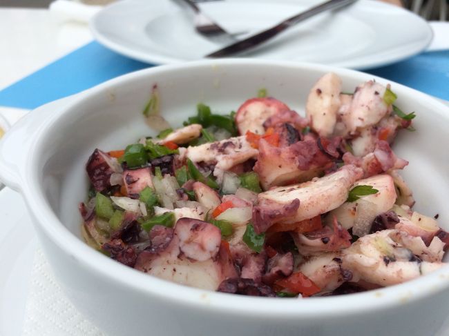 蛸のサラダ。<br /><br />前回ポルトガル来た時に入ったお店でお通しで出てきて、あまりの空腹に耐えきれず食べてしまったところすっごくおいしかったので、今回も一度は食べたいと思っていたのです。<br /><br />シンプルな味付けなんだけどやっぱりおいしい。<br />でも前回食べたほうが好きだったかも。