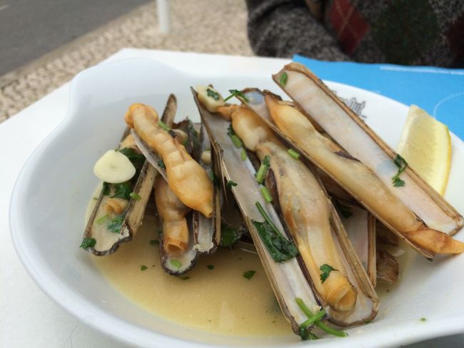 そしてメイン？は貝のソテー。<br /><br />メニューの説明文には二枚貝と書いていたのでアサリでもでてくるのかなと思ったところ、まさかのマテ貝。<br />実は私はそこまで貝が得意なわけでなく、マテ貝なんてグロすぎるので絶対食べたくない部類。<br />でもせっかく出てきたし香りはおいしそうなので、思い切って食べてみたらすごくおいしかった〜〜。<br />そしてこのメニューも実はガイドブックにこのお店のオススメとして載ってたことに後で気づきました。<br /><br />ランチはしめて40ユーロ弱でした。<br />