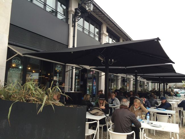 しかしフードコートは席がなかなか空かないので、個別の店舗に入って食べることにしました。<br />なんとなくシーフードが食べたくて適当に入ったお店だったのだけど、実はガイドブックに載ってるAZULというお店でした。