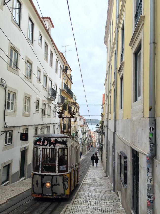 落書きが残念ですが、向こうにはテージョ川も見えてこれぞリスボンという風景。