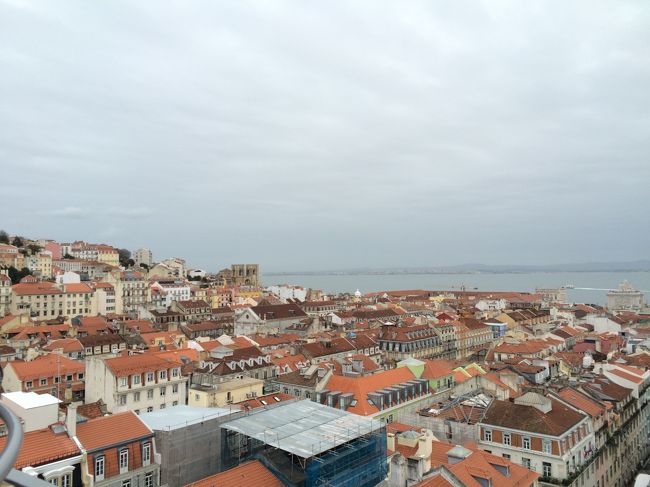 ようやくサンタジュスタのエレベーターへ来ました。<br /><br />一日乗車券でエレベーターには乗れるけど、最上階の展望台に行くには1.5ユーロかかるとのこと。<br />一日乗車券で事足りると思ってたので現金がほとんどない。<br />セント硬貨をかき集めて払ったら、受付のお兄さんは枚数も数えずに憐れむような顔して「行っていいよ…」と言ってくれました…（恥<br />