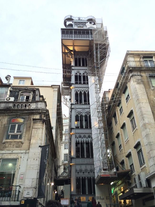 降りるとかなり並んでました。<br />上から来て正解だったかも。<br /><br />こちらも工事中なのかシートかかってるのがちょっと残念。