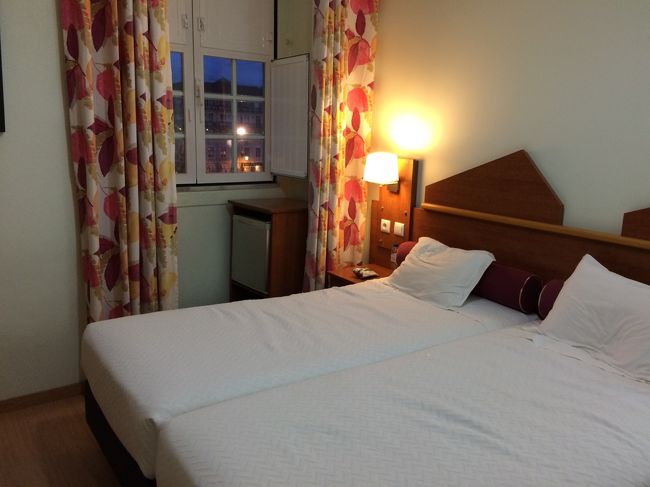 私の足を心配してくれた友達が、ホテルに行こうと提案してくれました。<br />本当はまだアルファマとか行ければいいなと思ってた（私は前回行ったので、もし友達が行きたいなら）のだけど、友達はビッカ線とエレベーター乗れて満足と言ってくれたのでお言葉に甘えることに。<br /><br />この日のホテルはロシオ駅からすぐ、フィゲイラ広場に面していて立地最高です。<br />フロントが2階でエレベーターがないので、重い荷物を抱えて上がらないといけないのが玉に瑕ではありますが、朝荷物を置きに来た時にフロントのおじちゃんが手伝ってくれました。