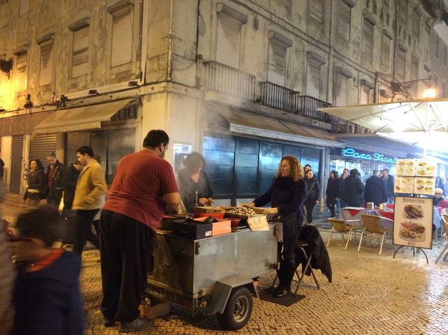 一休みした後、お土産買いに行くことに。<br /><br />確か前回アウグスタ通りでいろいろお土産見たような気がしたので、まずはアウグスタ通りへ。<br /><br />冬の風物詩らしい焼き栗屋台がありました。<br />