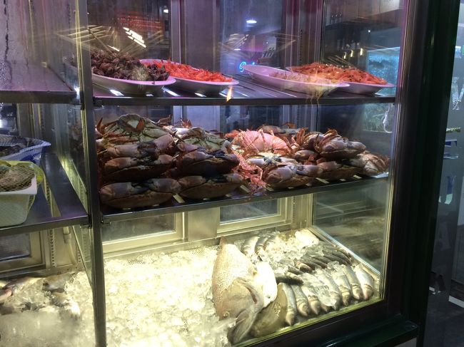 新鮮そうなシーフードが並べられたレストランも。