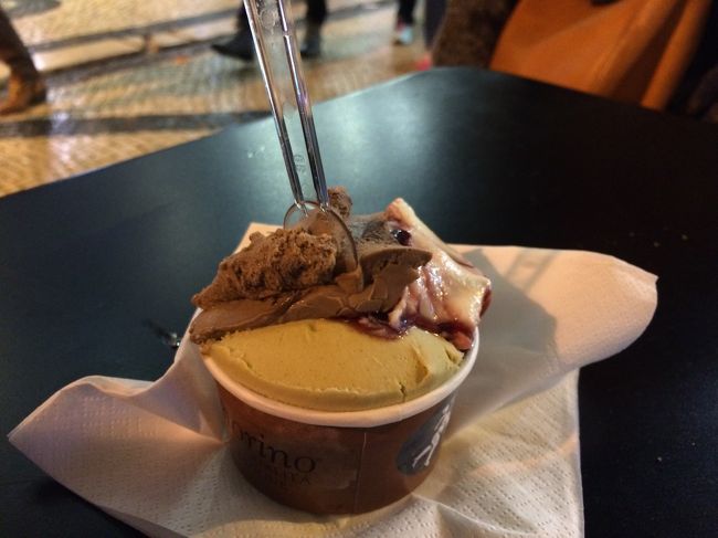 無性にアイスが食べたくなってしまい、購入。<br /><br />カップのお金を払った後フレーバーを選びます。<br />サンプルの写真がカップに3種類入ってたので3種類選べるものだと思ってあらかじめどれにするか決めていたのだけど、実際選ぶ段になって店員さんに「何種類？」と聞かれました。<br />3種類だと思い込んでたので反射的に3種類と言っちゃったけど、どうやら何種類も選べて、選ぶ数によって1種類当たりの量を調整する方式のよう。<br />最初からそうと知ってたら、ほかにも食べたいのがいろいろあったのに〜〜。