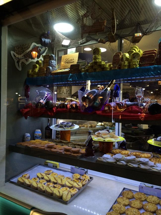 お菓子屋さん<br /><br />やはりポルトガルのお菓子屋さんは華やかさのない茶色いものばかりなんだけど、なんだか懐かしくてほっとします。