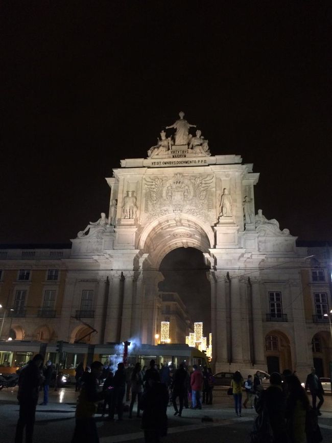 コメルシオ広場まで歩いてきましたが、時間帯のせいかめぼしいお土産屋さんは開いてませんでした。<br /><br />なのでスーパーに行くことに。<br />メトロのサンセバスティアン駅に直結しているデパートの地下に大きいスーパーがあるらしいのでそこへ向かいました。