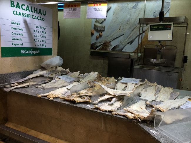 バカリャウ売り場。<br /><br />小さいのがあればお土産に買ってみようかと思ってたけど、大きいのしかなかったので缶詰を買って帰りました。