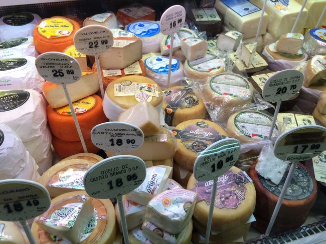 チーズ売り場キター！<br /><br />チーズ売り場はかなりの面積でした。<br />チーズに目がない私にとって、夢のような空間（笑<br />たぶん30分くらいいたと思います。<br /><br />母に頼まれていたご近所さんへのお土産も含め、ポルトガルチーズを10個ほどお買い上げ。<br />日本ではなかなかポルトガルのチーズにはお目にかかれないので、ここぞとばかりに買いました。<br /><br />ランチのお通しで出てきたチーズと同じものがあったのでそれも買いました。