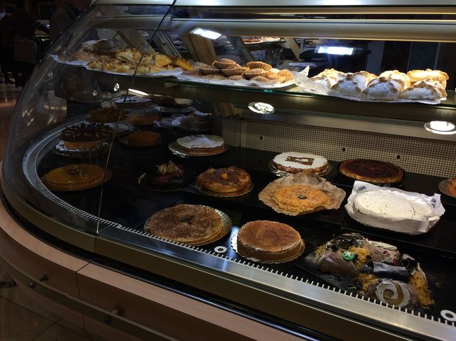 ここは少しオシャレなお菓子屋さん。<br /><br />1時間ほど買い物して、宿に戻りました。<br />ランチが遅かったこともあり、友達は全然お腹がすいていないためお総菜を部屋で食べるとのこと。<br />私は前回の心残りである海鮮リゾットを絶対この日の晩御飯に食べると決めていたので、一人で食べに出かけることにしました。<br />翌朝5時の飛行機に乗らなければならない＝3時には宿を出発しないといけないので、戻って来たら寝るだけでいいようにシャワー浴びてパッキングもして出かけました。<br />