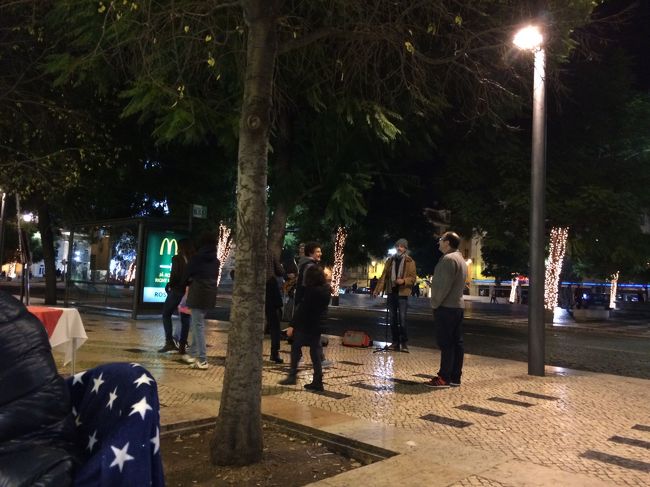 宿を出た時点で21時過ぎ。<br />一人だしあまり遠出もできないので、ロシオ広場付近で探すことに。<br />一軒一軒メニューを見て、最初に海鮮リゾットを見つけたお店に入りました。<br />少しお高めなお値段だったけど仕方ない。<br /><br />あまり寒くなかったし、せっかくなのでテラス席で。<br /><br />目の前でストリートミュージシャン2人組が歌っていました。<br />すると、少しお酒を召したと見える初老の女性が踊りだし、そのご主人らしき人も踊りはじめました。<br />しまいには別の若者の団体も一緒に踊ったり歌ったりし始めて、大盛り上がり。<br />言葉はわからなかったけど、見ていてとても楽しかったです。