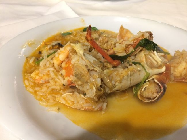 そして数年間ずっとあの時食べておけばよかったと悔やみ続けた（大げさ）海鮮リゾットお目見え！<br /><br />月並みですが、魚介の出汁が出まくっててとってもおいしかったです。<br />まあ、予想通り量が多すぎましたが…。<br />一生懸命食べたけど、やはり全部は食べられなかった。<br />残してしまってごめんなさい。<br /><br />ちなみに、このメニューはカニがけっこう入ってて殻を割ったりするのでスープが服に飛ぶため、紙の前掛けをつけます。<br />ウェイターさんがおもむろに持ってきてつけてくれたんだけど、その様子を見ていた隣のテーブルの中年男女4人組に「よく似合ってるよ！」的な反応されて恥ずかしかった（笑<br /><br />ずっとお世話してくれた白髪のウェイターさんがとても親切でした。<br />リゾットは一人分を小さい土鍋みたいなものに入れて持ってきてお皿によそってくれるのだけど、お皿のリゾットがなくなりそうになるとすかさずやってきて再びよそってくれました。<br />