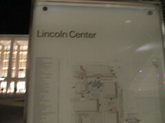 リンカーンセンターには劇場がいくつもあります。

Vivian Beaumont Theaterで、「王様と私」のミュージカルを予約しておきました。