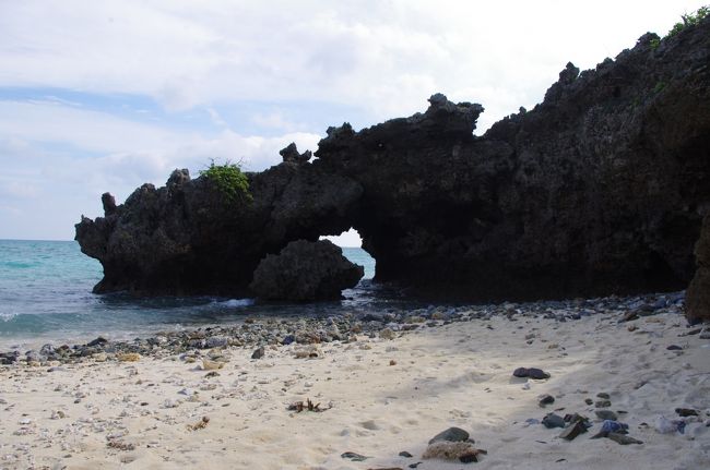 大金久海岸到着。屋根があり休憩できるスペースがありました。