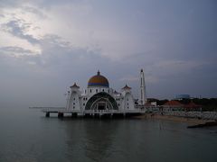 「マラッカ海峡モスク　Masjid Selat Melaka」


１７：３０過ぎ、タクシーにて「Masjid Selat Melaka」へ。

マラッカ海峡と言えば夕陽。
大好きな沢木耕太郎著「深夜特急」でもマラッカのことが書かれていたし、
海沿いに沈む夕陽を眺めることが好きな私にとって、
何としても海峡沿いに来たかったのだ。

ＮＥＴで夕陽スポットを探していた時、偶然見つけたこの場所。
「Masjid Selat Melaka」は中心部から車で１０〜１５分ほど。

出発前、ホテルスタッフを通じて交渉してもらい、
タクシーを１時間チャーター。
写真を撮っている間、駐車場でタクシーを待たせて景色を堪能しました。

ノリがいい運転手のおじちゃん。
「ココで待ってるから、楽しんできて！」と送り出してくれた。


