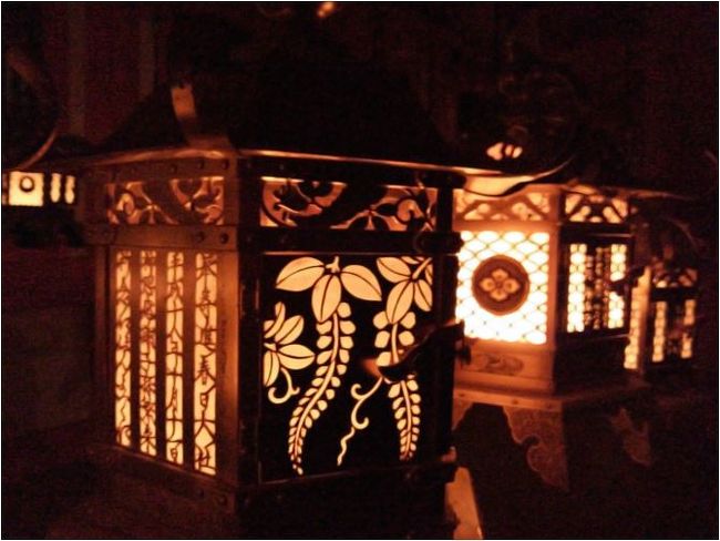 春日大社の社紋<br /><br />｢さがり藤｣の透かし彫りが幽玄でキレイです。<br />