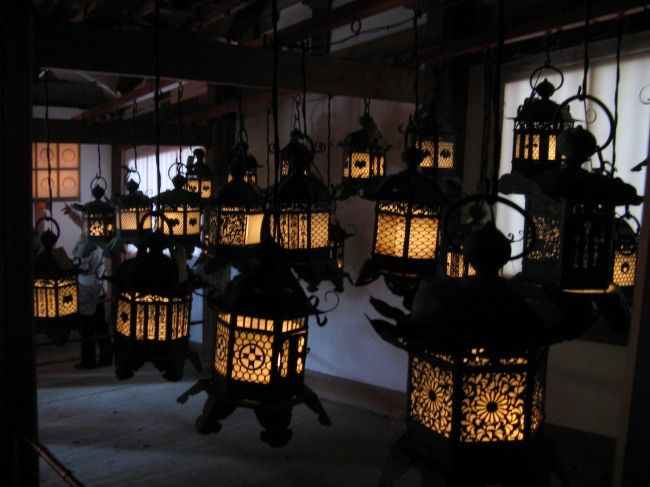 献燈紙という薄紙が貼られているので、小さな障子の向こうから淡い光がもれてくるような趣です。