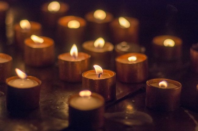 ほのかに揺れる灯明