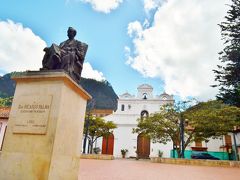 リカルド・パルマ像及びリカルド・パルマ広場

リカルド・パルマ（1833-1919）を調べてみるとペルーの作家だというのに、なぜボゴタに像が建てられていたのか、しかもコロンビアの国定史跡に指定されているラスアグアス聖母教会の前に広がる広場が彼の名前を冠しているのか、今一つ理由がわからない。
広場は写真からもわかる通りのんびりしており、治安は悪くない。