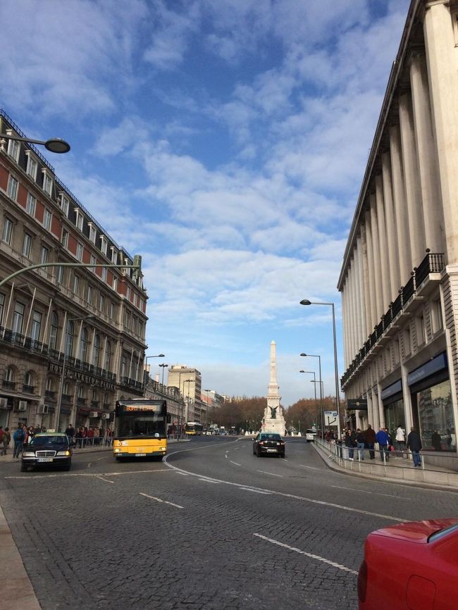 レスタウラドーレスの観光案内所へリスボンカードを買いに行ったはいいけど、かなりの順番待ち。<br />番号札を取って待つように言われたのだけど、順番くるまで10組以上。<br />しかも窓口も一つで、一組一組が長い。<br />この調子で行くと、一時間以上かかりそうな感じでした。<br /><br />私たちがリスボン観光できるのはこの日だけ。<br />せっかく朝早く起きて早い特急で来たのに、ここで時間とられるのは痛すぎるのでリスボンカードはあきらめて、交通関係は駅でも買える一日券にして、入場料は普通に払うことにしました。<br /><br />ちなみに、一日券買うのも四苦八苦（笑<br />見かねた地元のおじちゃんがポルトガル語オンリーで説明しながら買うのを手伝ってくれました。<br /><br />余談ですが、私はポルトガル語というかポルトガルの地名の響きが好きで、中でもレスタウラドーレスはかなり好きです。<br />あとはアレンテージョとかモンサラーシュとか。<br />なんだか旅情を掻き立てられる気がします。<br />