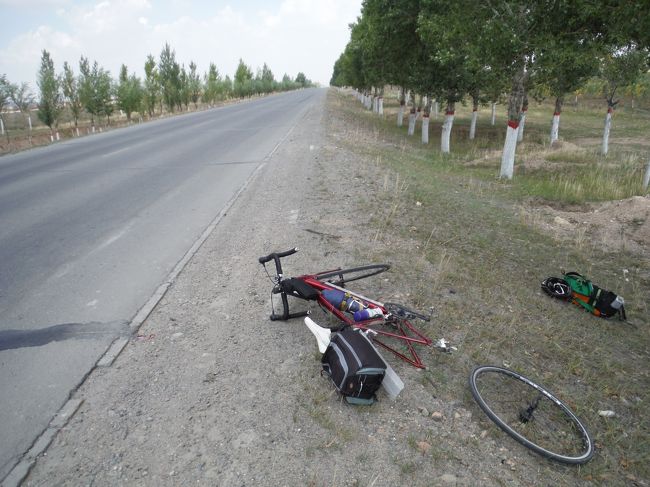 11時半頃に今回の旅で最初のパンク。<br /><br />チューブを交換して、ついでにチェーンに油を差す。<br />空気圧は普段は6.8気圧ぐらいなんだけど、この時は荷物などあって少し重いので8気圧ほど入れていた。<br />時間に余裕もあるしお菓子を食べて休憩。