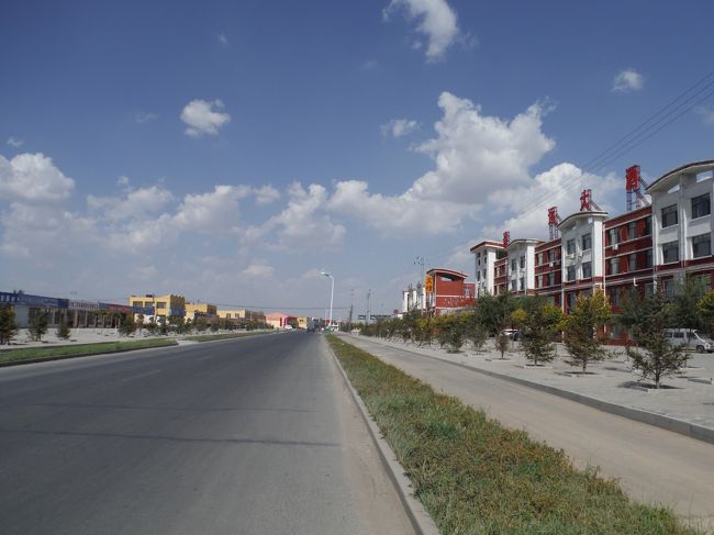 12時40分に小さな街を通過する。<br /><br />道沿いにホテルが何軒かあった。