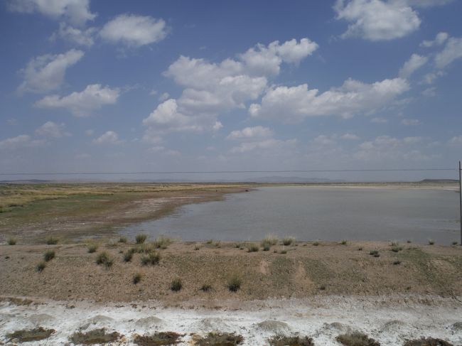 1時頃に湖の脇を通る。<br />写真を撮ったついでに地図を確認する。<br />あれ、もしかして・・・<br /><br />今日宿泊予定の白音察干を過ぎていた。<br />さっき通った小さな街がそうだったらしく、想像していたよりも小さな街だったし、予想よりも走行距離が短い位置にあったので違うと思って通り過ぎてしまった。<br />