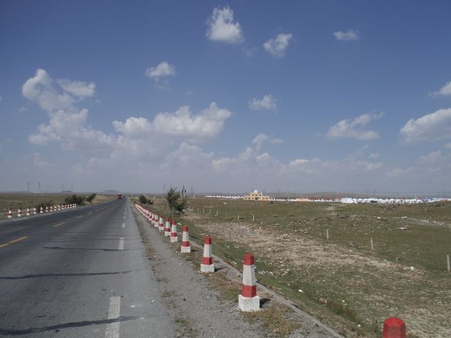 白音察干から5キロほど過ぎているみたいだけど、このまま先に進むとなると150キロほどホテルがない可能性もあるし、もう昼も過ぎてるので無理はしない方が良さそう。<br /><br />でも、せっかくの強い追い風で順調に来ていたのに戻るのももったいない気がする。<br /><br />戻る方が賢明な判断たと分かっては居るんだけど、悩んだ末先に進むことにしてしまった。