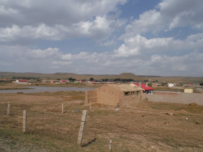 ちょっと先に小さな村があったけど、さすがにここにはホテルは無さそう。