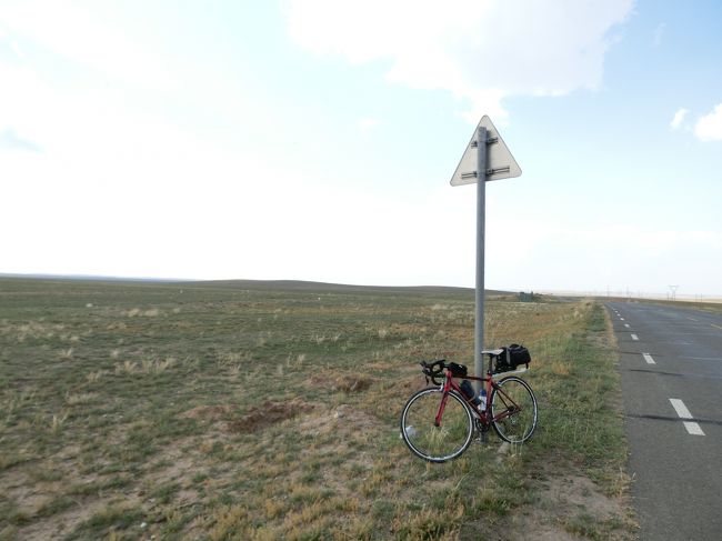 休憩中。<br />今日はそれほど飲み物など準備しておかなかったので、前半のあたりは小さな商店くらいはあったんだけど、そのうち買えばいいかと思ってたら、後半の方は商店すら無くなってしまった。